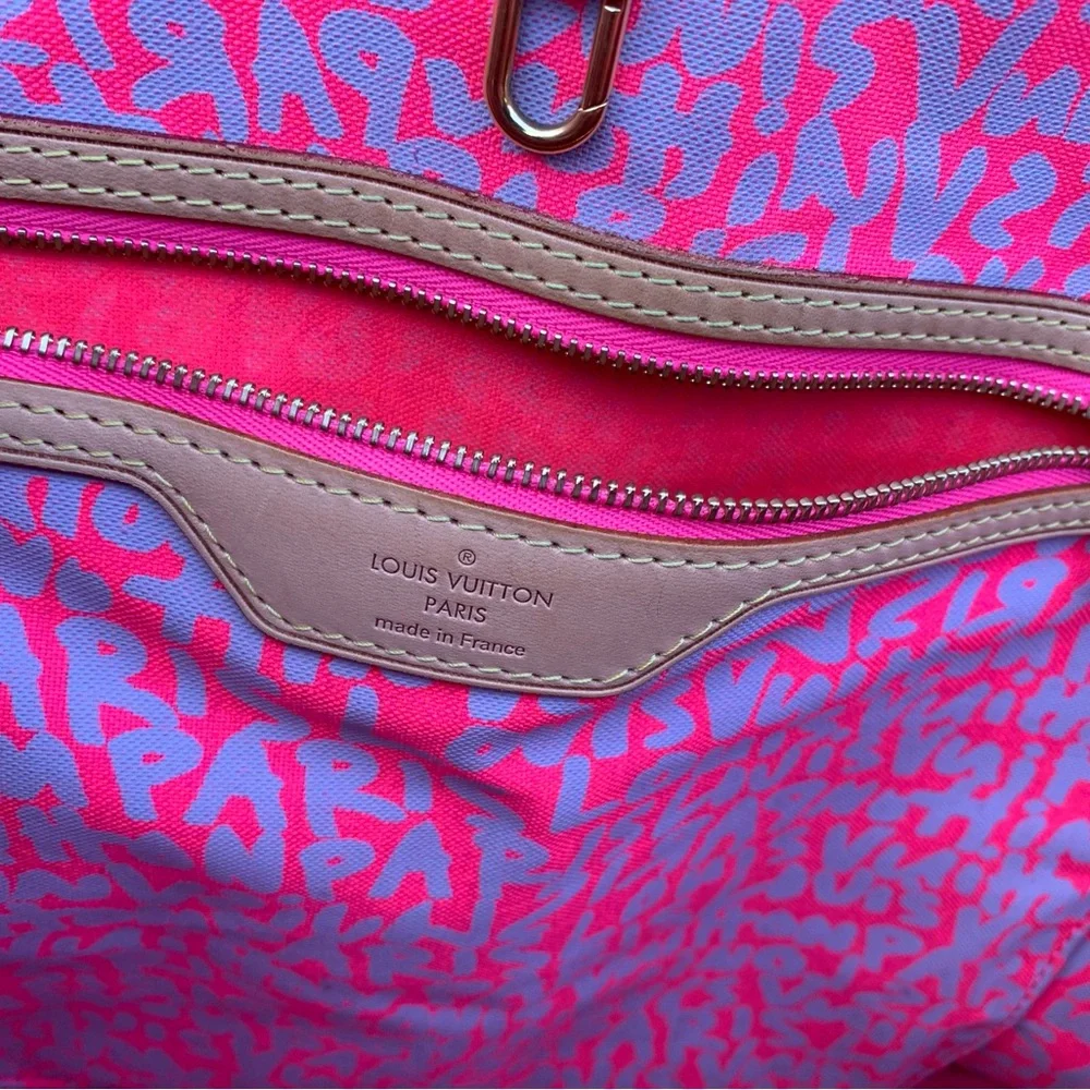 LOUIS VUITTON
Limited Edition Fuchsia Stephen Sprouse Graffiti Neverfull GM Bag - Picture 12 of 16